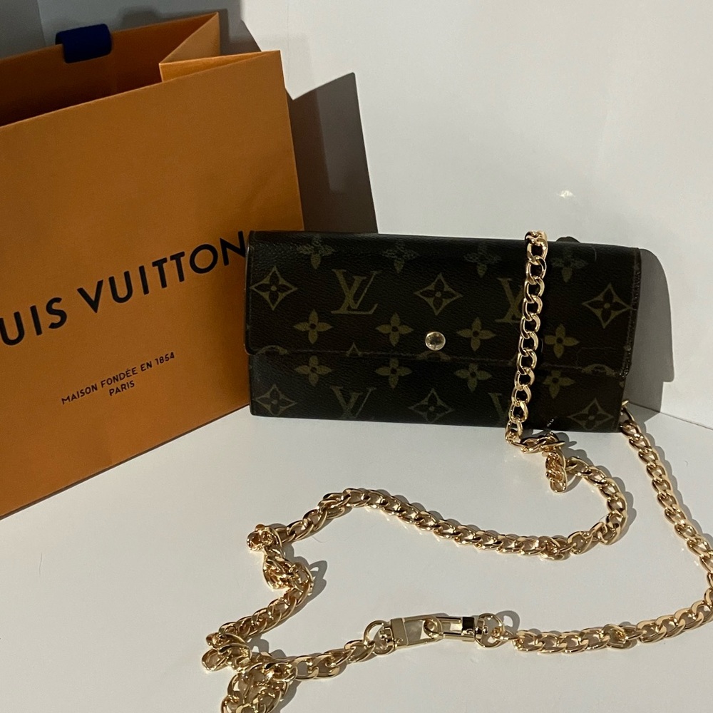 22 LV Sarah wallet very good condition